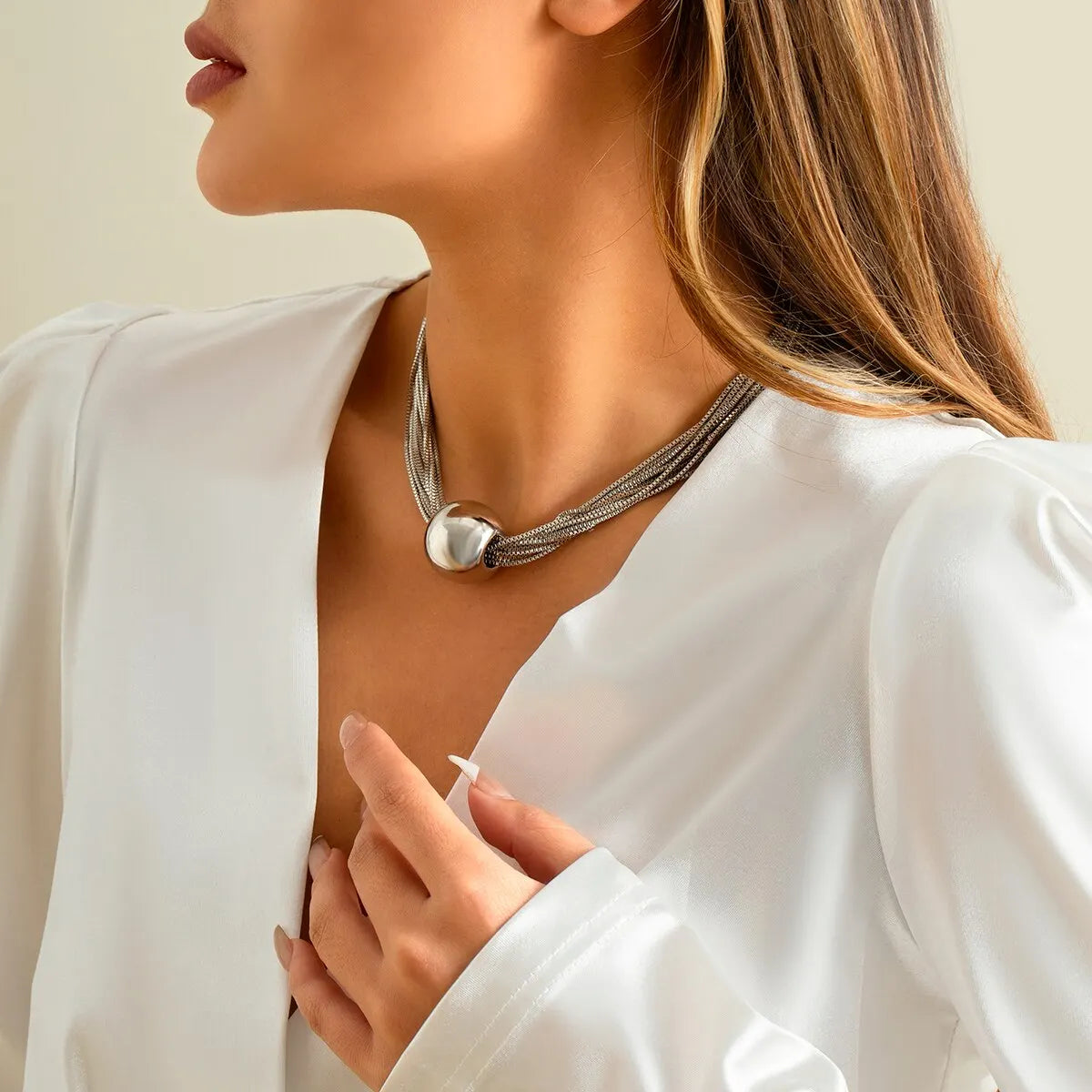 Goldkette mit poliertem Kugelanhänger