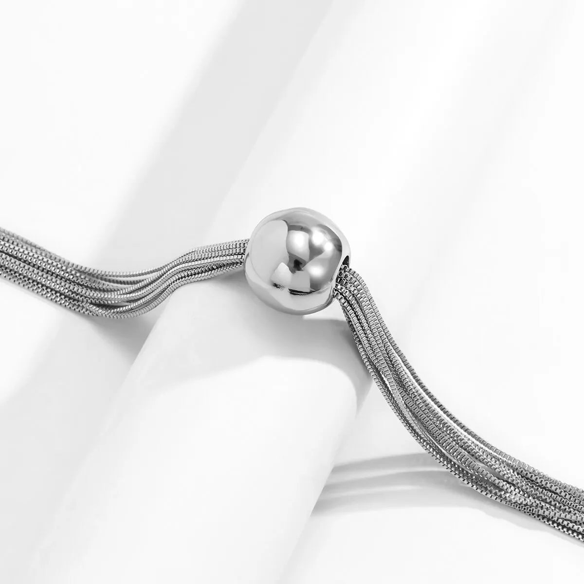 Goldkette mit poliertem Kugelanhänger